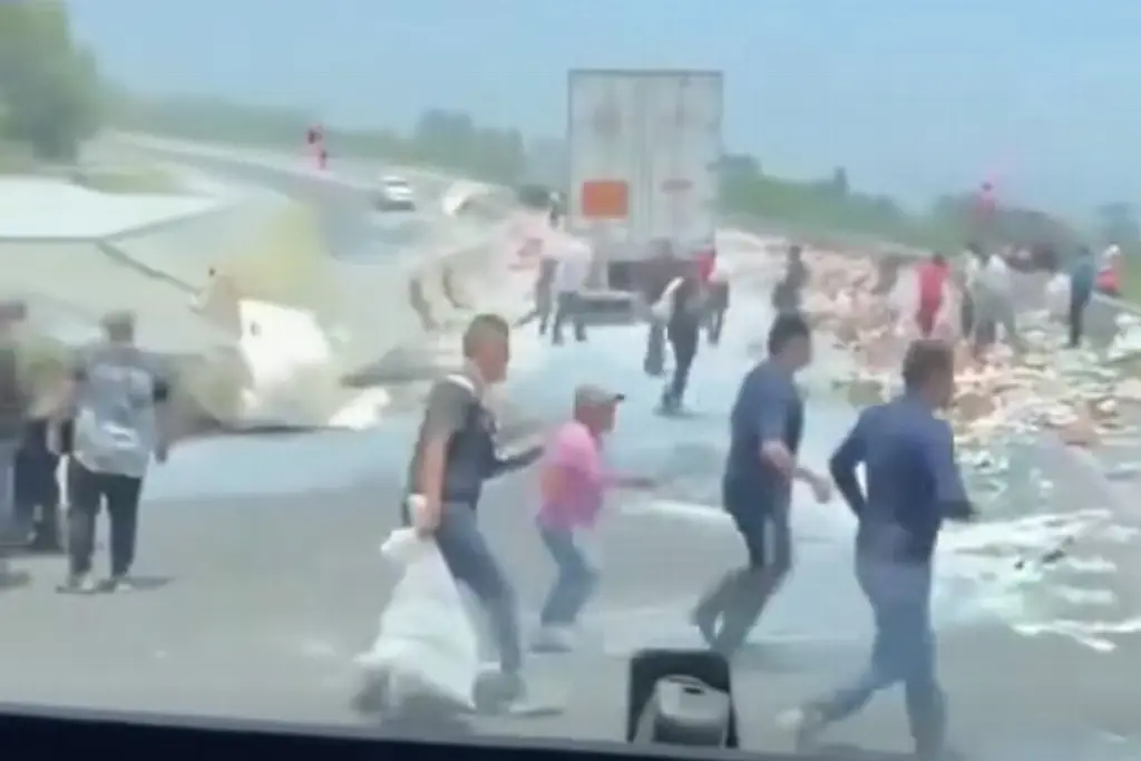 Imagen Dos lesionados tras volcar tráiler. Roban toda la carga de la unidad, en autopista de Veracruz