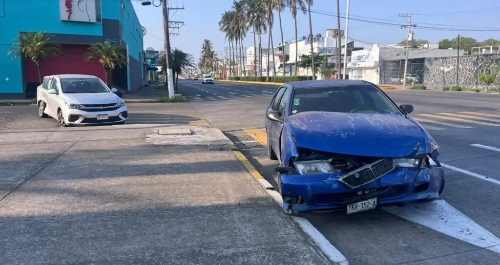 Imagen Aparatoso accidente automovilístico en calles de Veracruz 