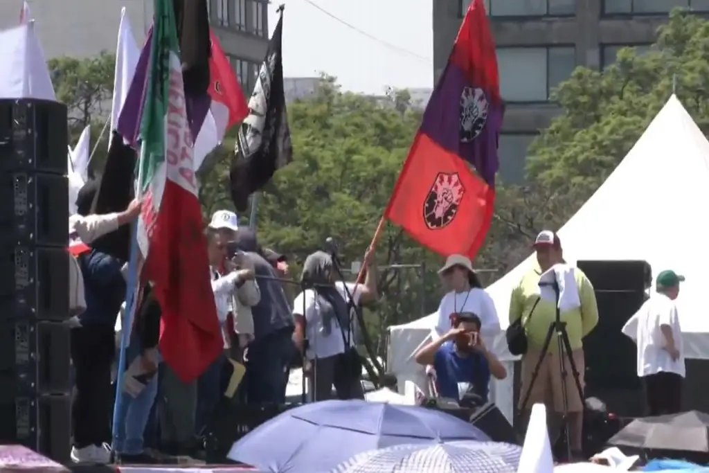 Imagen Contingentes de trabajadores hacen mitin en Zócalo de CDMX. Esto exigen