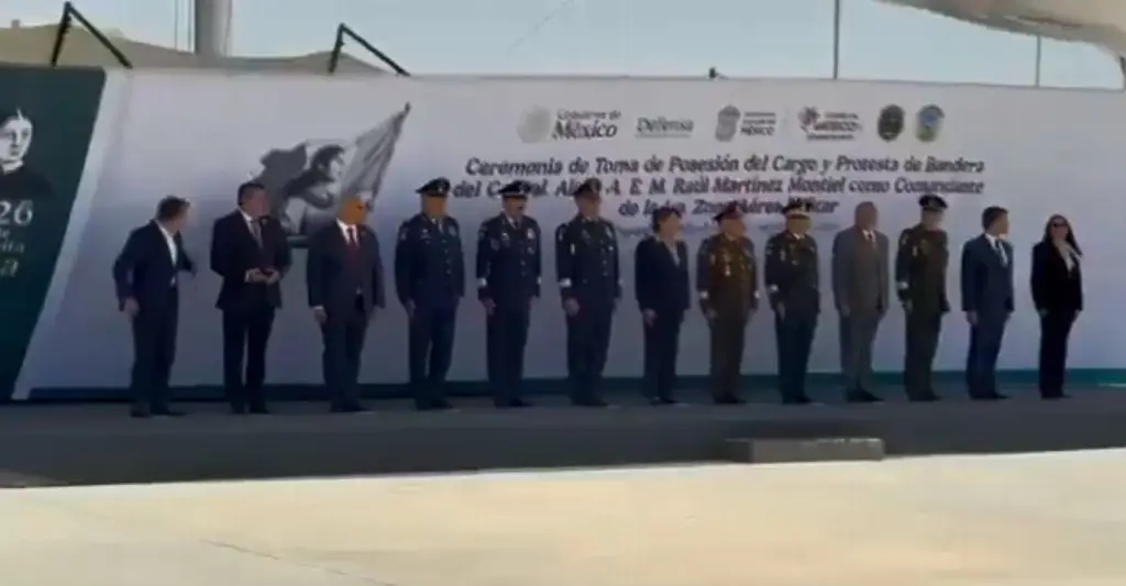Imagen Le cae encima el escenario a Delfina Gómez durante evento con militares (+VIDEO)