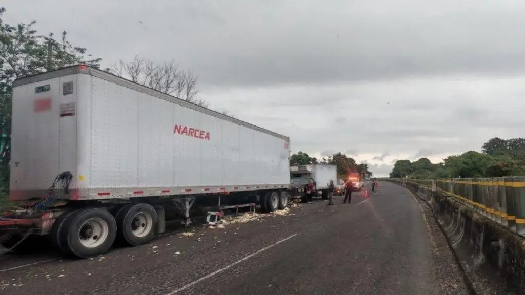 Imagen Hay cierre parcial de circulación en carretera de Veracruz; conoce a qué altura