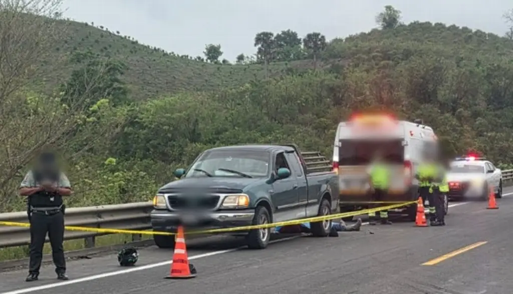 Imagen Muere motociclista tras chocar contra camioneta en autopista de Veracruz