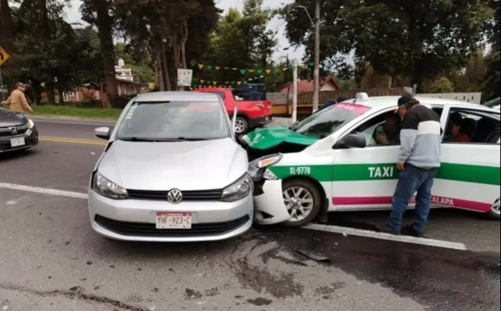 Imagen Deja 5 lesionados choque de taxi y auto particular en Rafael Lucio, Veracruz
