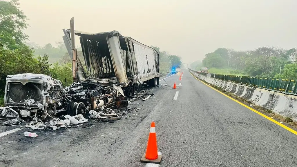 Imagen Cierre por tráiler calcinado en esta autopista de Veracruz. Precaución 
