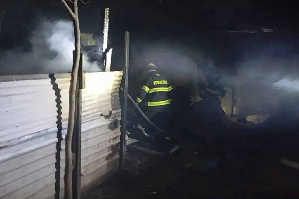 Imagen Incendio en casa y restaurante moviliza a PC y bomberos en Veracruz