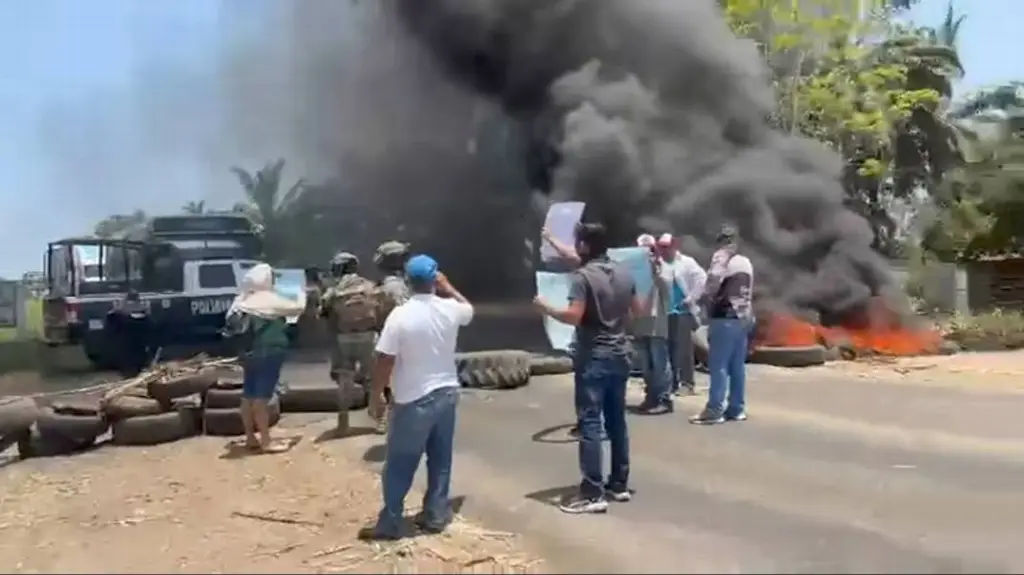 Imagen Bloquean carretera Costera del Golfo con rumbo a Catemaco; esto se sabe