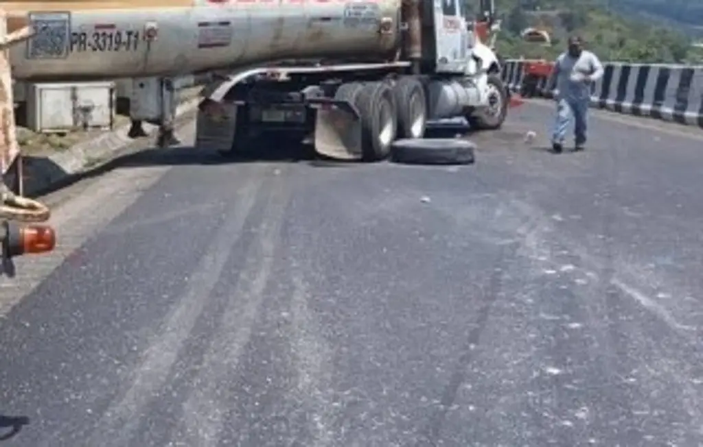 Imagen Aparatosa volcadura de tractocamión en autopista con dirección a la ciudad de Veracruz