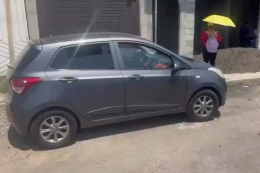 Imagen Deja a hijo de 3 años dentro de auto con las altas temperaturas para ir a comprar boletos