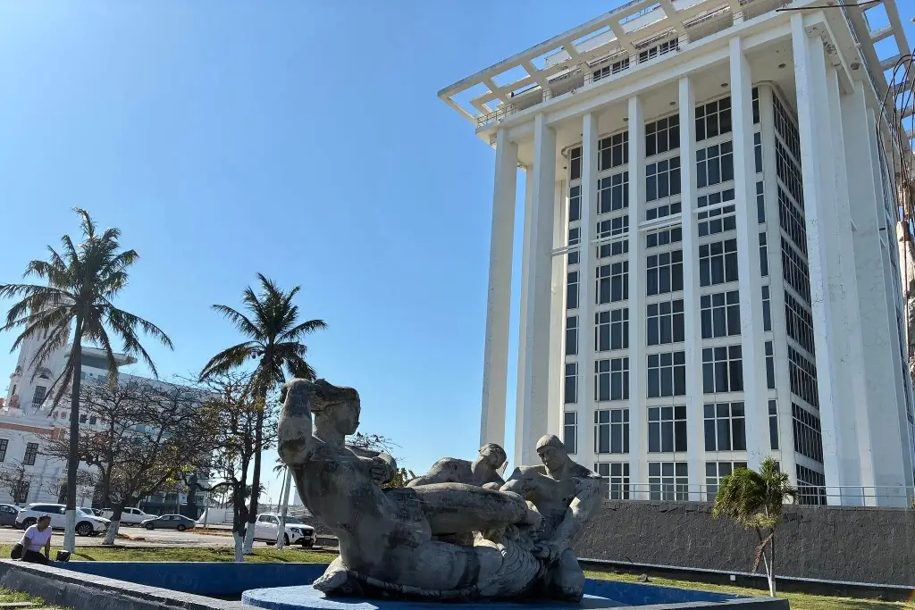 Imagen Piden rescatar del abandono a la emblemática Torre de Pemex de Veracruz