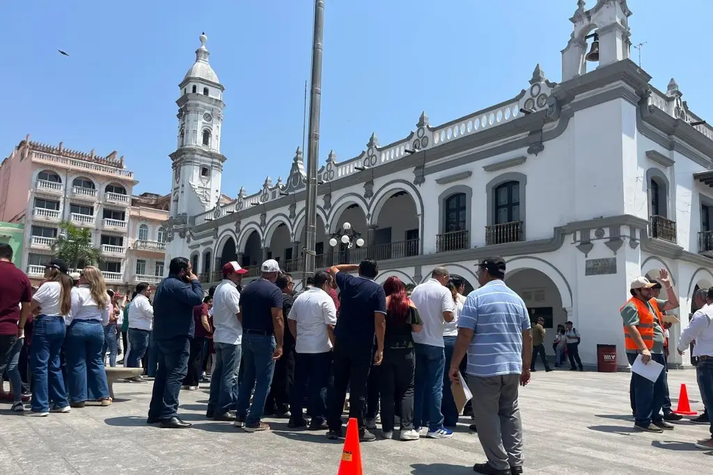Imagen Evacuan Palacio Municipal de Veracruz; fueron más de 700 personas por simulacro 