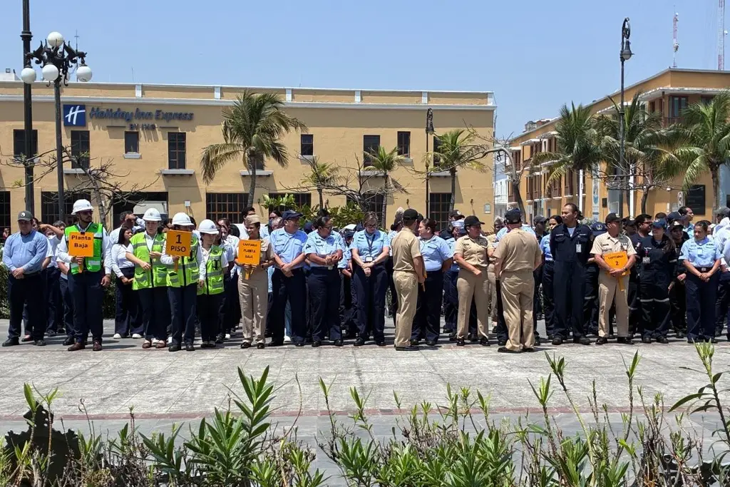 Imagen Decenas de trabajadores son evacuados del edificio de Asipona Veracruz
