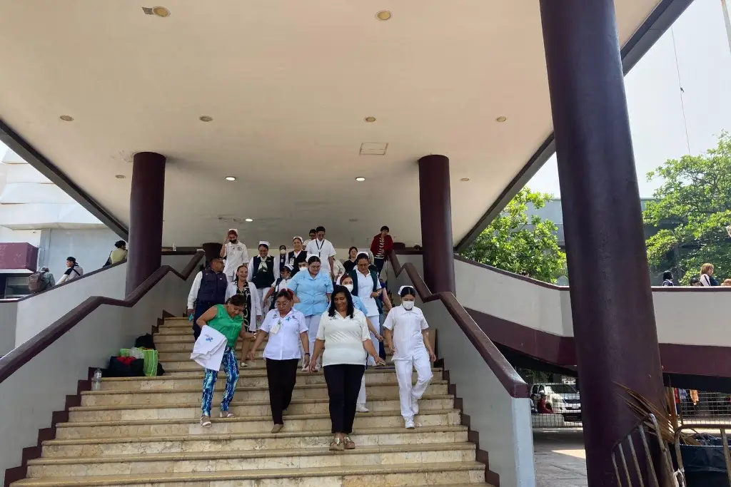 Imagen Pacientes y trabajadores evacuan Hospital Regional de Veracruz por simulacro