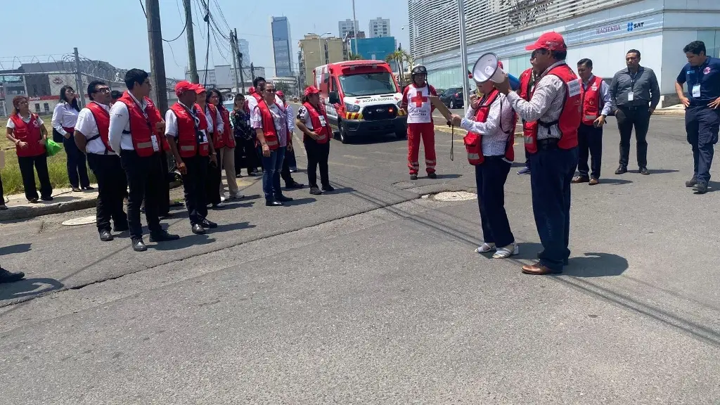 Imagen Evacuan a más de 300 personas en simulacro de Boca del Río 