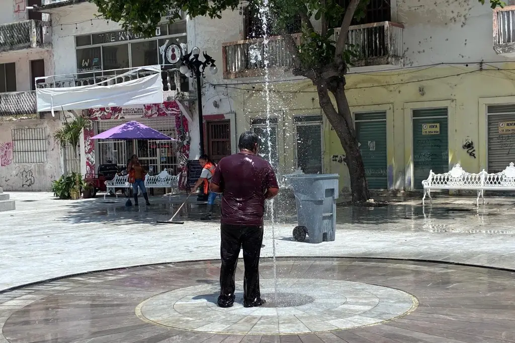 Imagen El calor desata escena inesperada: hombre usa fuente de Veracruz para bañarse (FOTOS)