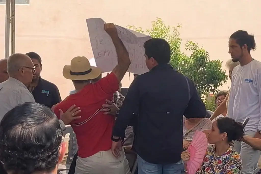 Imagen Ciudadano se manifiesta en la inauguración del centro médico Santa Ana en Boca del Río 