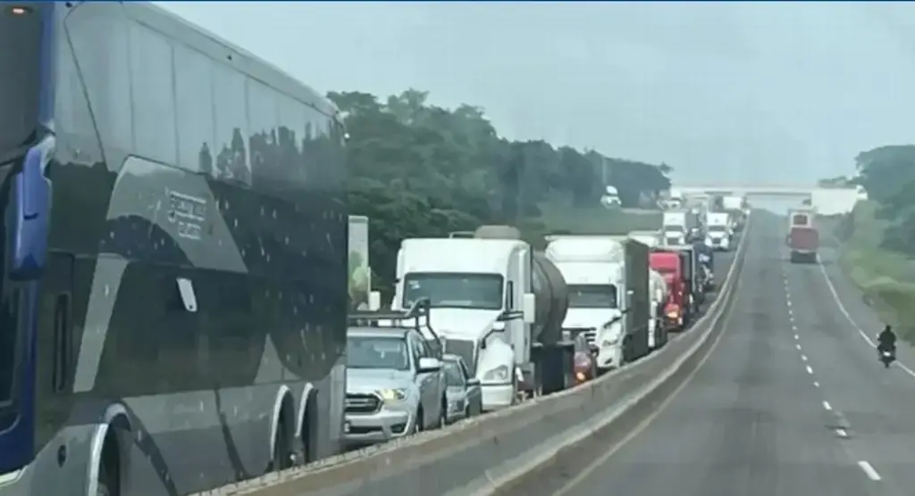 Imagen Hay cierre parcial de circulación en autopista de Veracruz; conoce a qué altura