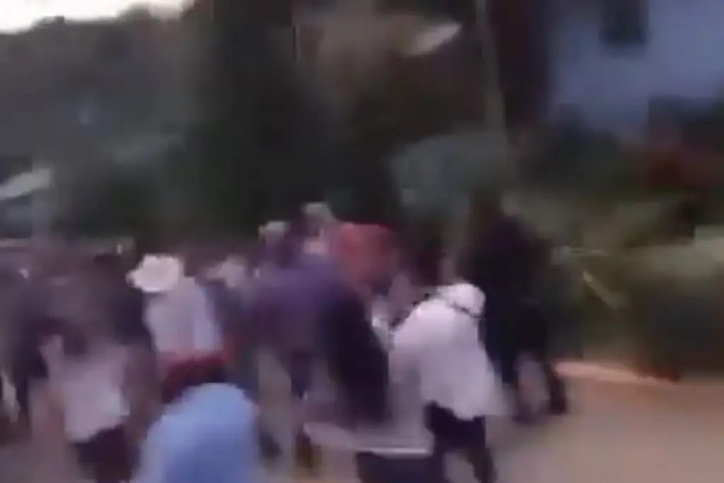 Imagen Casi lo machetean: pobladores persiguen a alcalde en localidad de Puebla