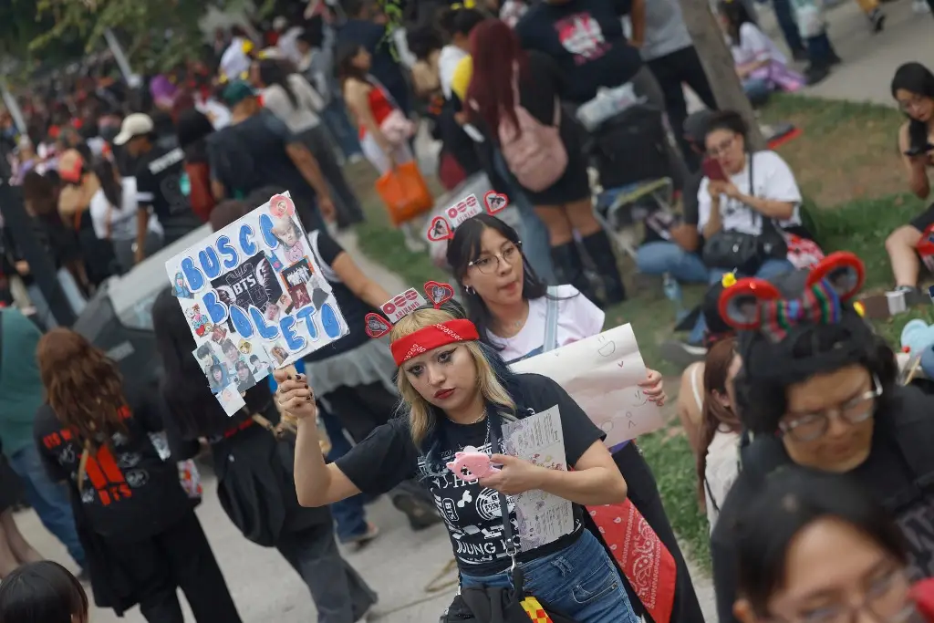 Imagen Aficionados de BTS acuden a concierto en CDMX a pesar de la escasez de boletos