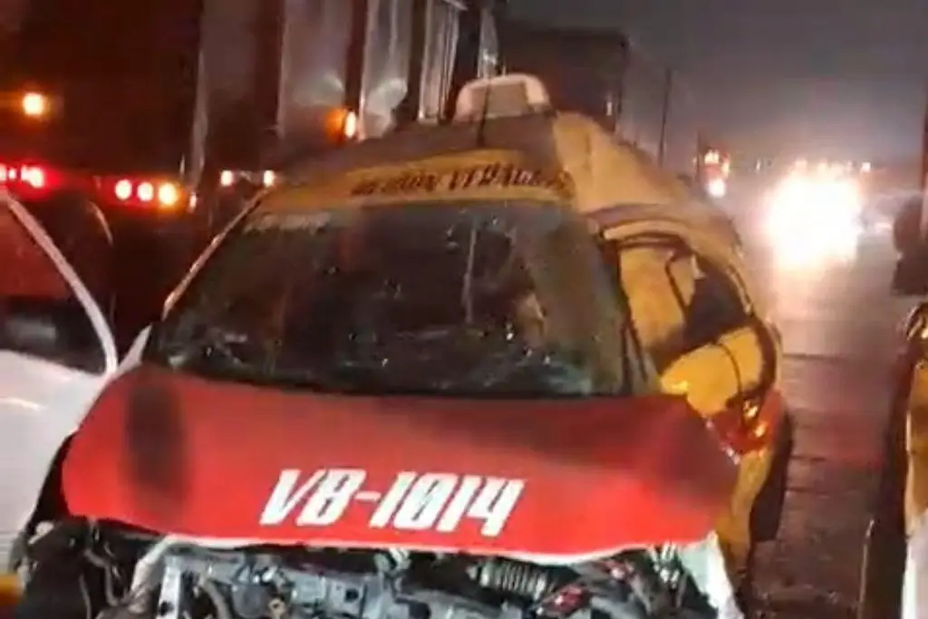 Imagen Fuerte choque entre tráiler y taxi en el kilómetro 13.5 de Veracruz deja una lesionada