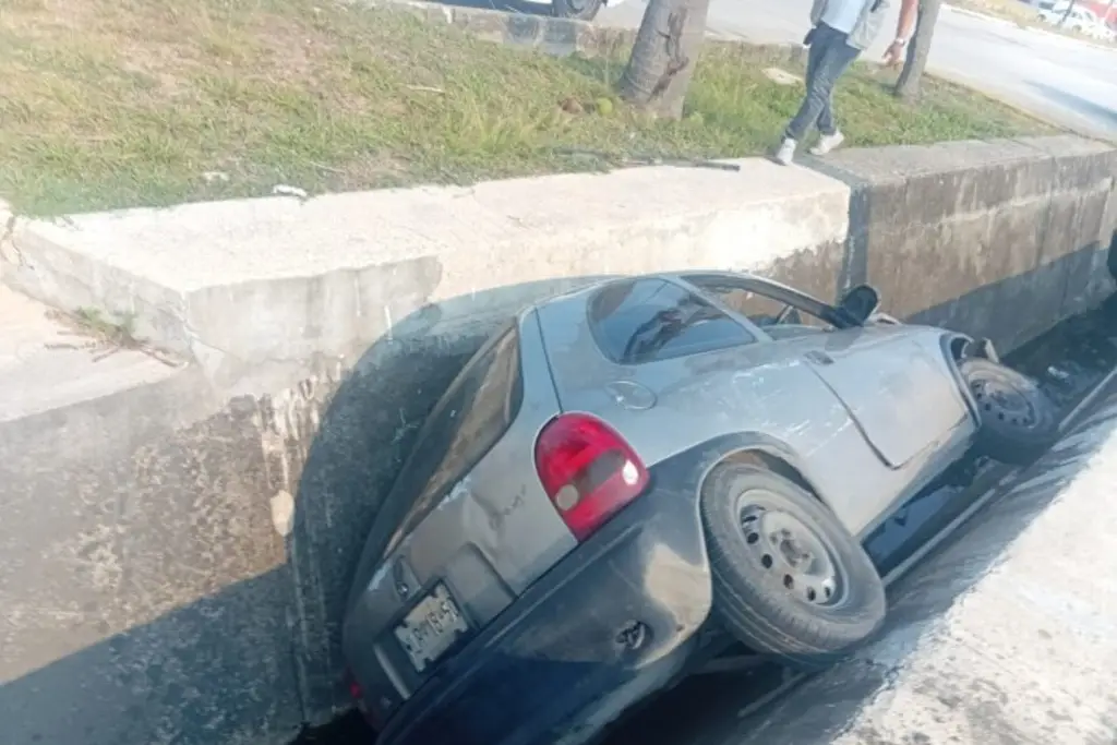 Imagen Automóvil cae a canal de aguas negras y es abandonado en Coatzacoalcos