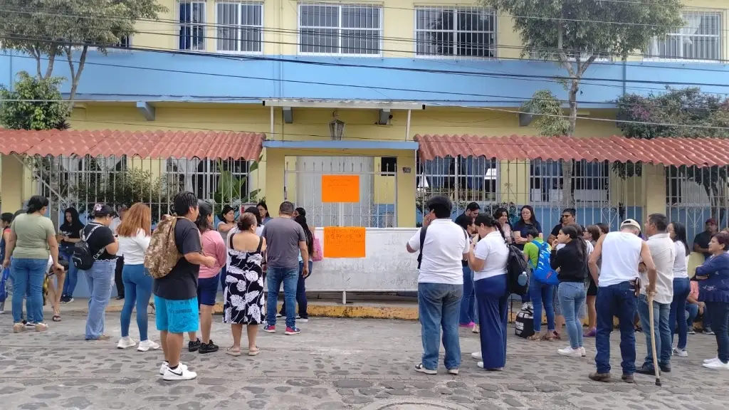 Imagen Padres de familia toman primaria en Xico: esta es la razón