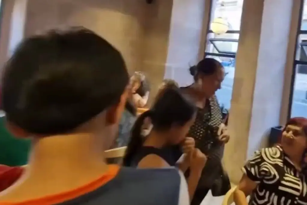 Imagen Sacan a diputada de Morena y a funcionarios de restaurante 'para que se pongan a trabajar' (+Video)