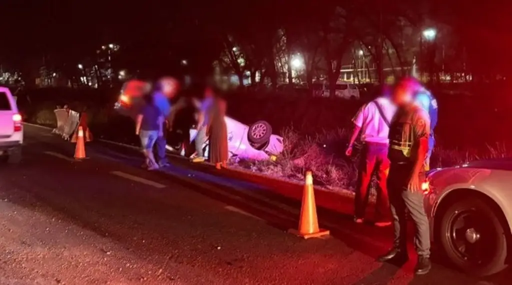 Imagen Vuelca automóvil en la carretera Veracruz - Xalapa