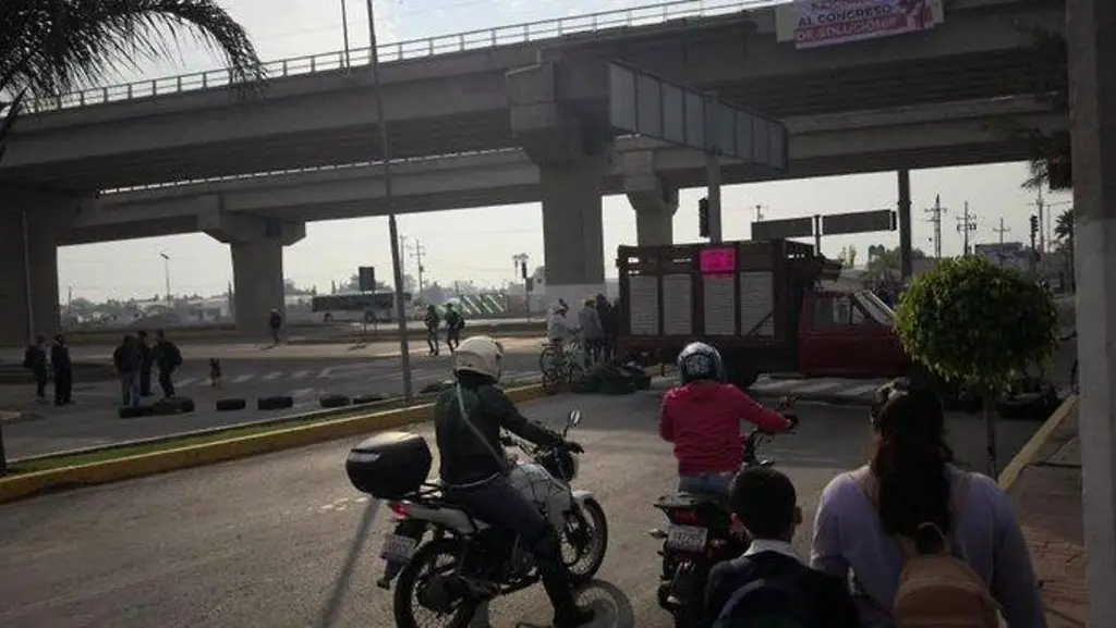 Imagen Bloquean accesos al Aeropuerto Internacional Felipe Ángeles. Precaución