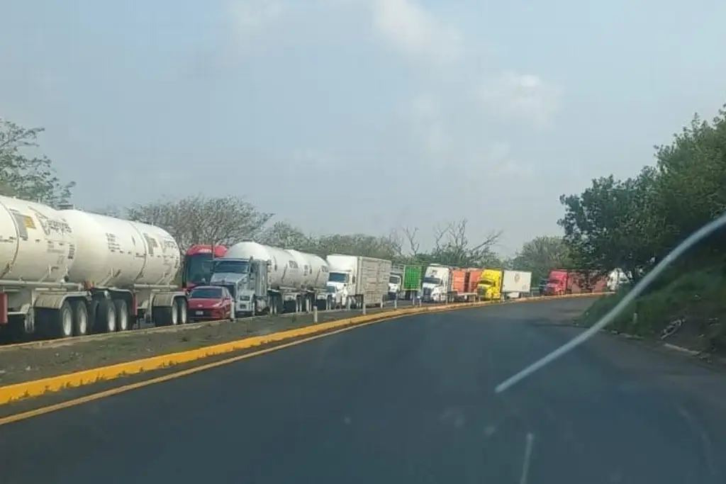 Imagen Toma precauciones; se registra cierre parcial de circulación en autopista de Veracruz