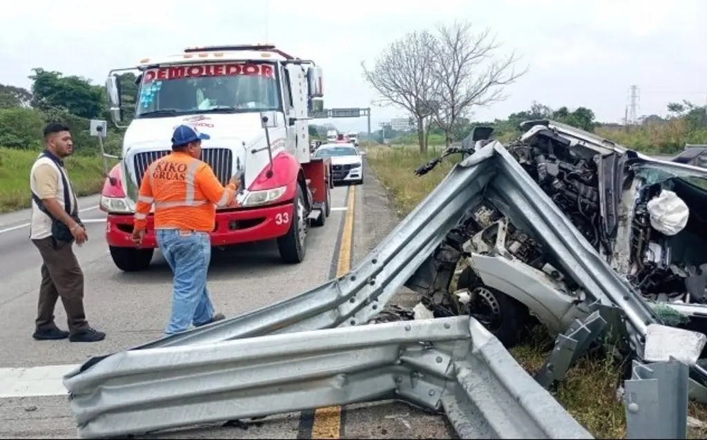 Imagen Aparatoso accidente en autopista de Veracruz; reportan al menos 2 lesionados 