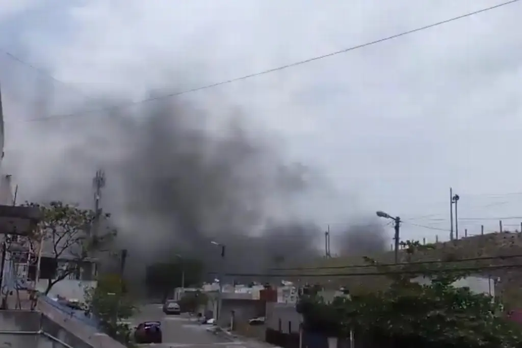 Imagen Bomberos de Veracruz atienden quema de llantas en Colinas de Santa Fe. Alertan esto