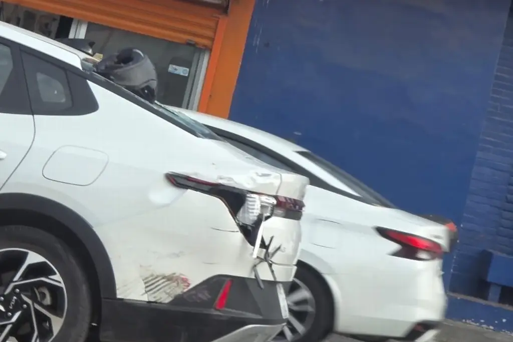 Imagen Aparatoso accidente en avenida Rafael Cuervo de Veracruz; hay una mujer lesionada