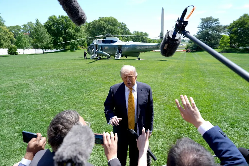 Imagen Trump reposta en Alaska rumbo a China; ejecutivos de grandes empresas lo acompañan