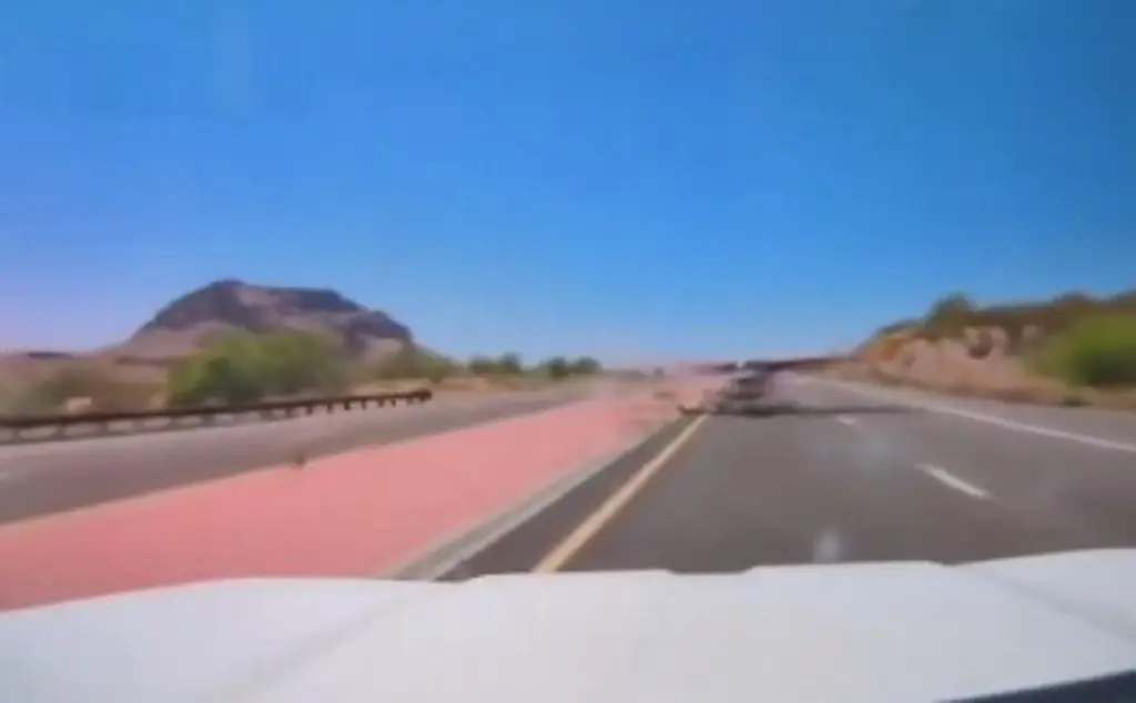Imagen Pudo captar impresionante aterrizaje de emergencia de avioneta en autopista (+Video)