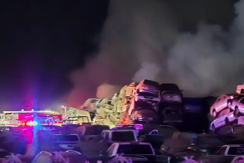 Imagen Se incendia pensión de vehículos de Fiscalía de Sinaloa que estaba siendo investigada