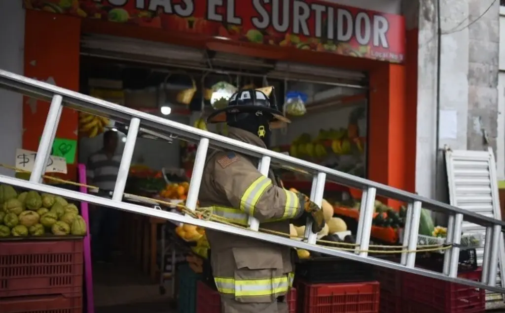 Imagen Evacúan mercado San José de Xalapa por fuga de gas