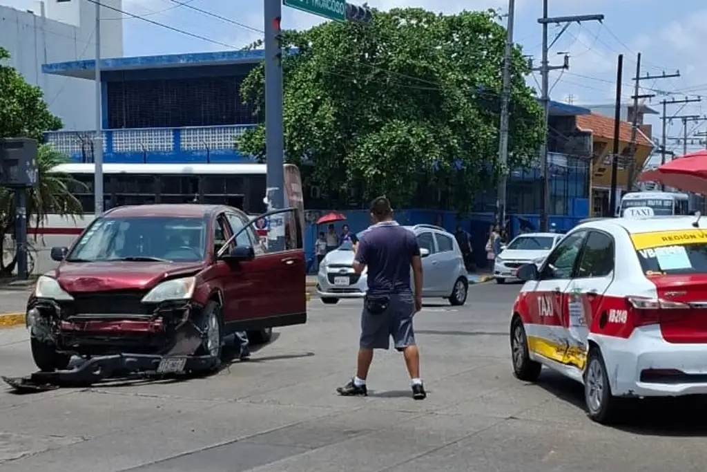 Imagen Chocan taxi y camioneta en calles de Veracruz 