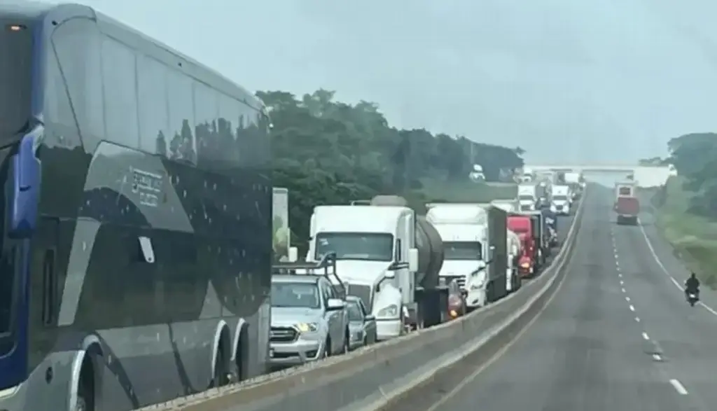 Imagen ¿A qué altura? Se registra cierre parcial de circulación en carretera de Veracruz