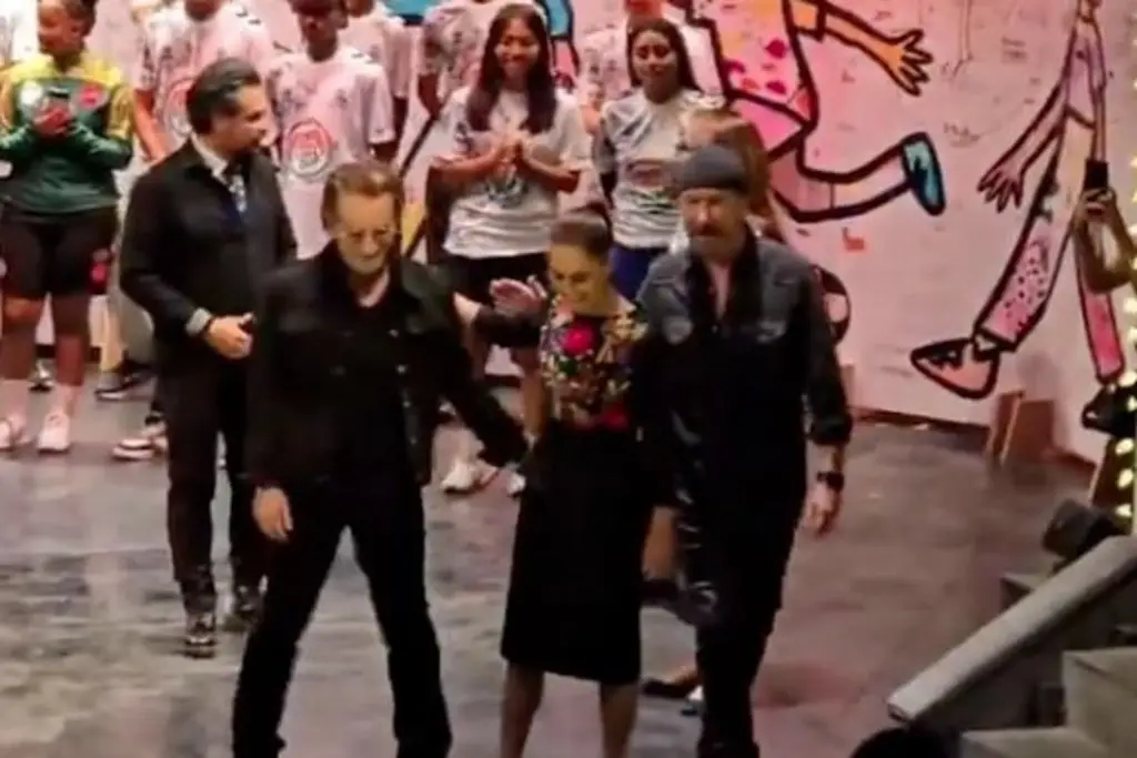Imagen De sorpresa, llega Sheinbaum con integrantes de U2 a evento en CDMX