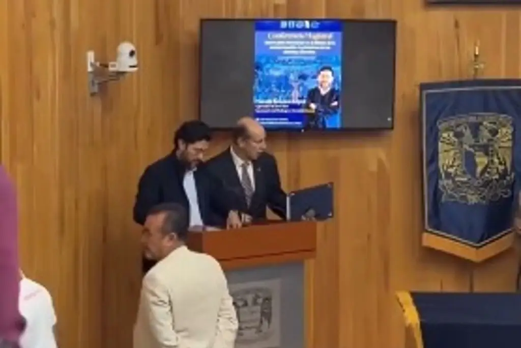 Imagen Interrumpen y corren al Secretario del Trabajo durante conferencia en la UNAM 