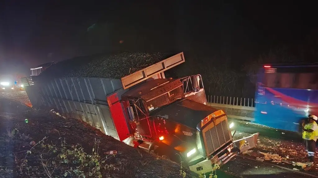 Imagen Hay cierre por accidente en esta carretera de Veracruz. Precaución