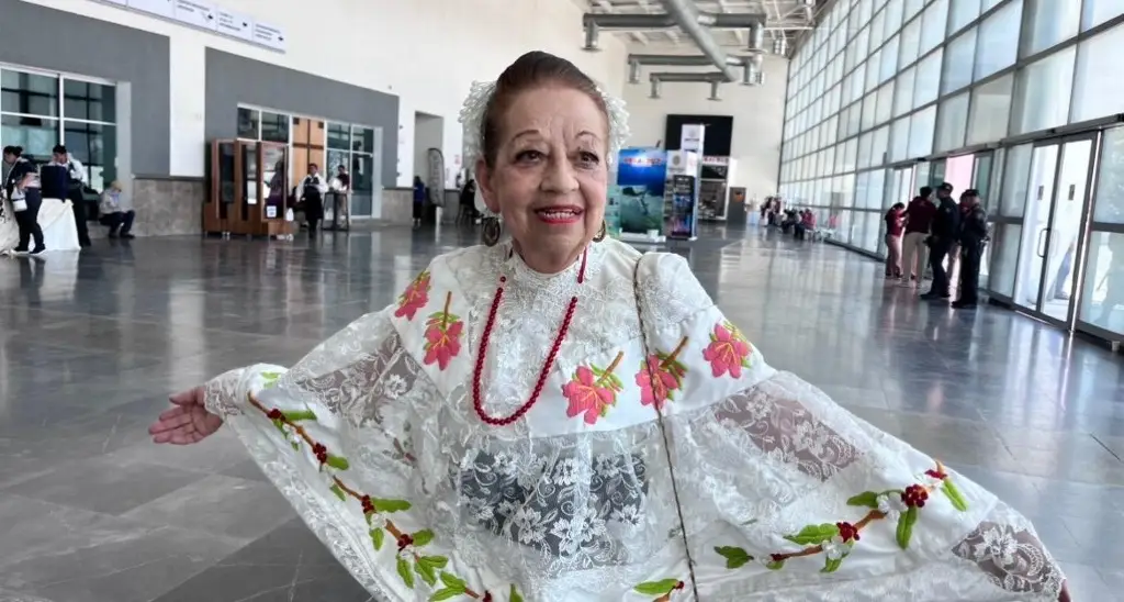 Imagen Mas de 46 años de servicio y continúa activa esta maestra de 84 años en Veracruz 