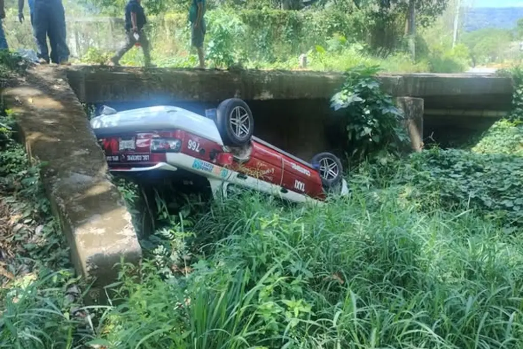 Imagen Se vuelca taxi y cae de puente cerca de Coatepec