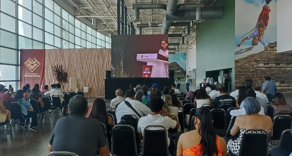 Imagen Homenajean a docentes fallecidos en inundaciones del norte de Veracruz