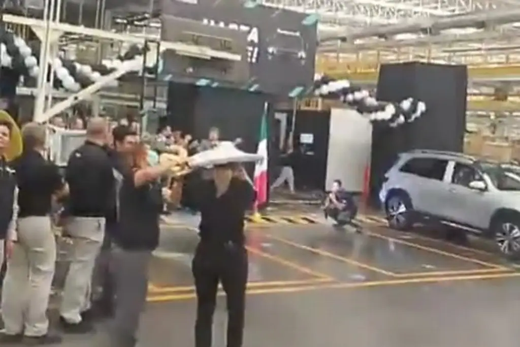 Imagen Cantando esta canción, trabajadores despiden a planta automotriz (+Video)