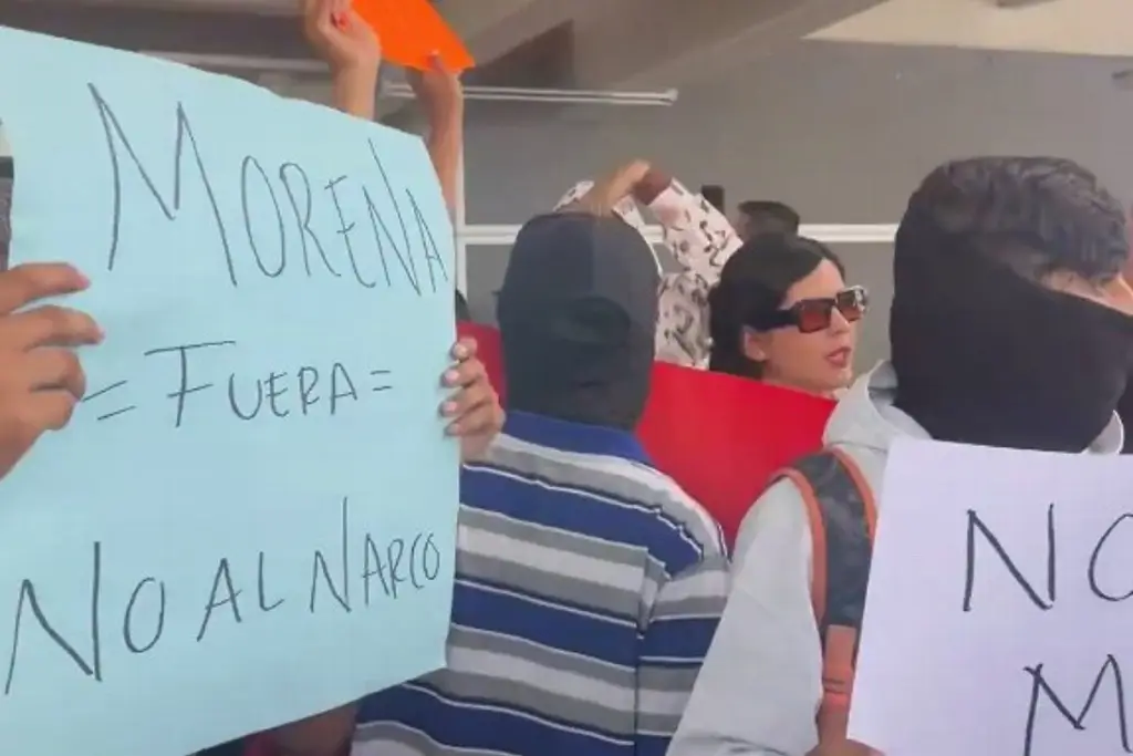 Imagen Con protestas reciben en Chihuahua a líder nacional de Morena y a 'Andy’ López Beltrán