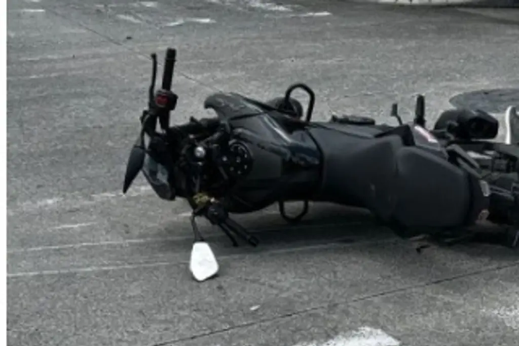 Imagen Mujer motociclista sale lesionada tras choque con auto en avenida de Veracruz