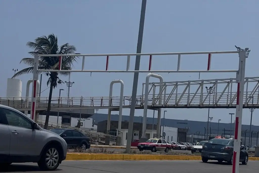 Imagen Ya dañaron uno de los señalamientos de altura en el puente Morelos