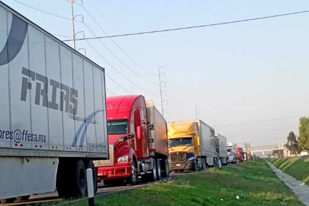 Imagen Veracruzano varado en Chichimequillas por bloqueo; hay filas kilométricas 