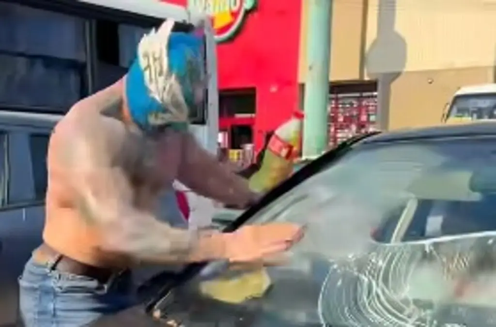 Imagen Limpiaparabrisas se vuelve viral por su curiosa manera de trabajar al sur de Veracruz (+Foto)